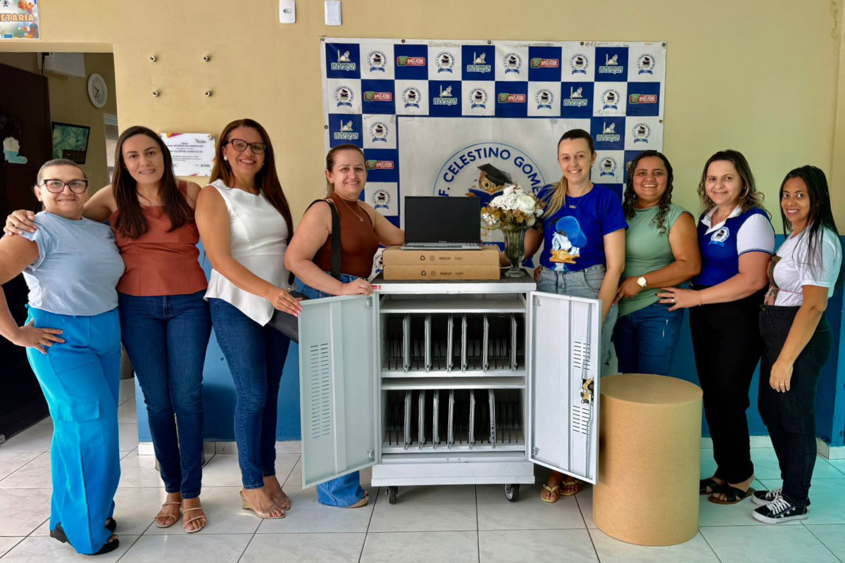 Secretaria de Educação de São José da Lagoa Tapada entrega notebooks e gabinetes de recarga às escolas municipais